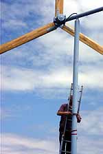 Hart am Mast: Aufbau der Windkraftanlage.