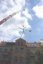 Die Kräfte der Natur nutzen: Installation der Windkraftanlage in der Wönnichstraße in Berlin.