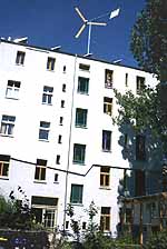 Markantes Bild: Seit Sommer 2003 krönt das Windrad das Haus Wönnichstraße 103.